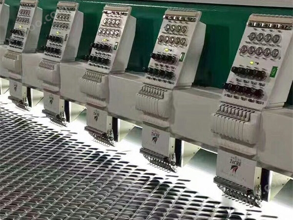 Mașină de broderie computerizată