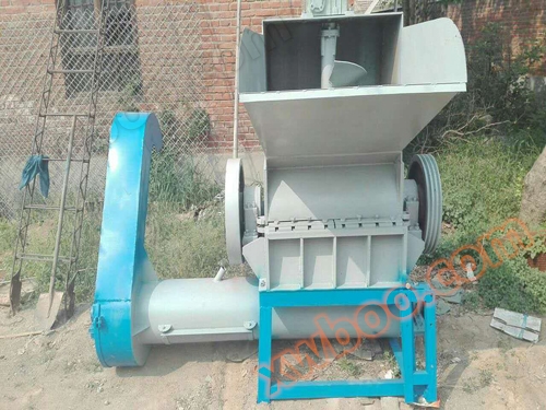 Crushing and cleaning machine