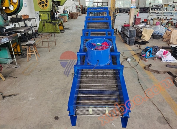 Réseau de séchage à l'air avec convoyeur