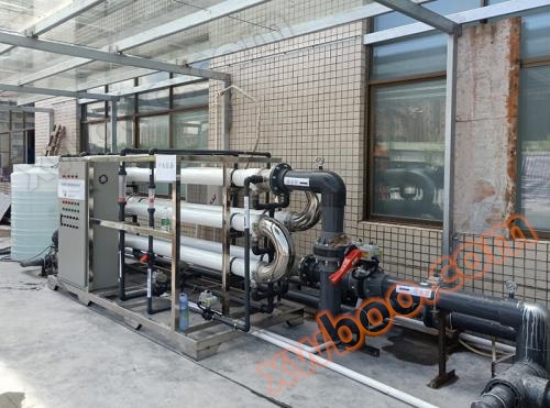 Equipo de tratamiento de agua junto al molino de vidrio